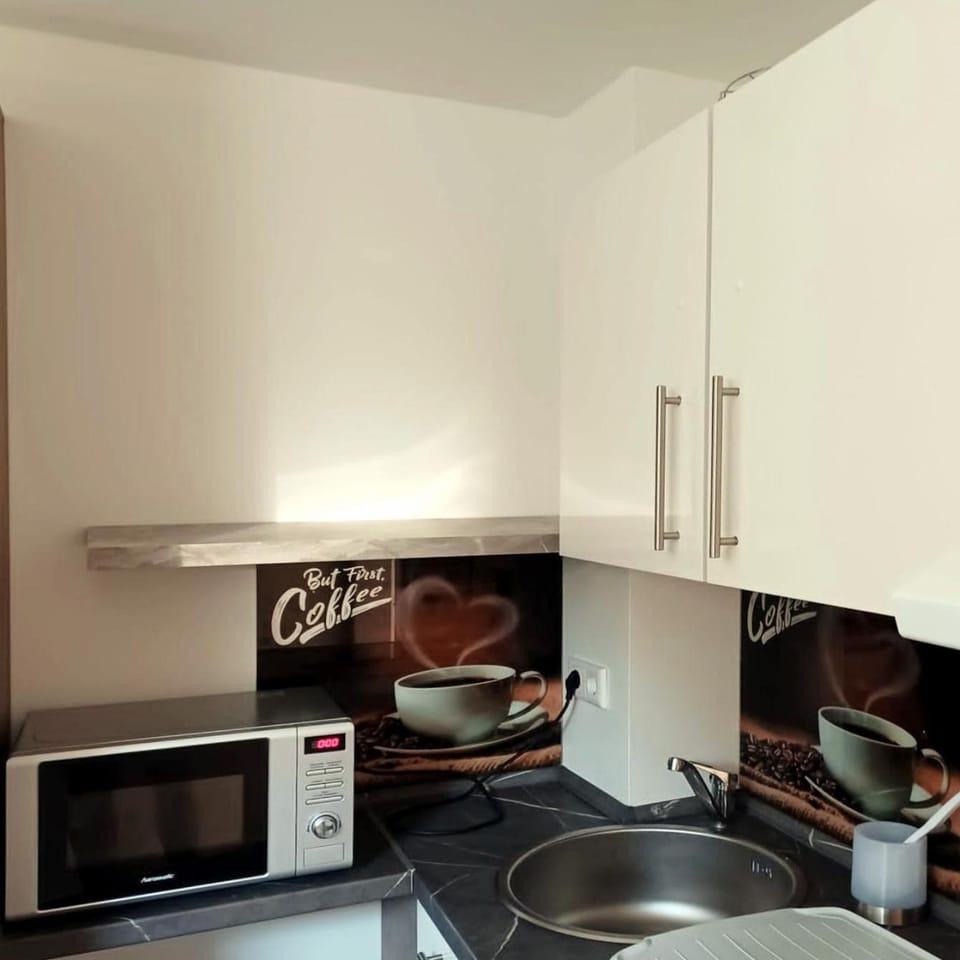 Restaurant/places to eat, Kitchen or kitchenette, toaster
