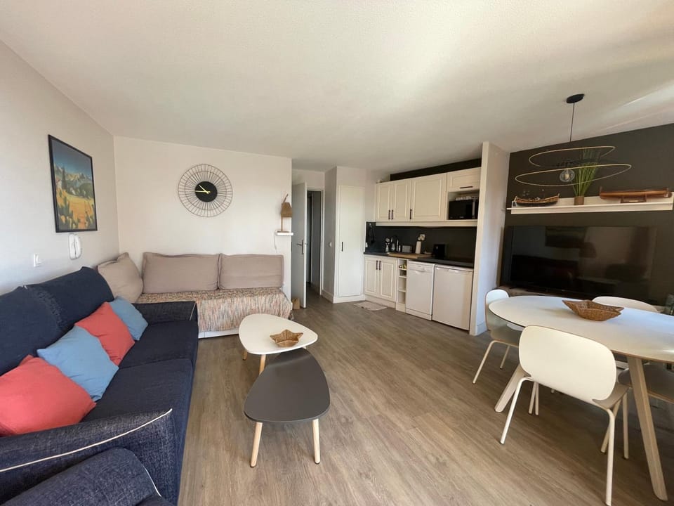 TV and multimedia, Kitchen or kitchenette, Living room, Seating area, Dining area