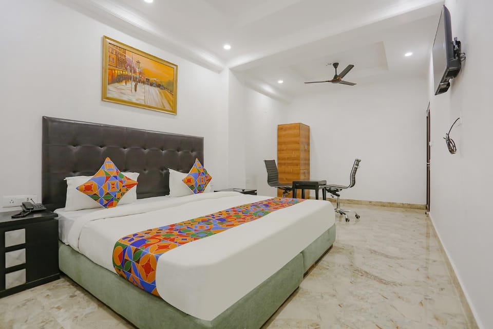 TV and multimedia, Photo of the whole room, Seating area, Bedroom, wardrobe