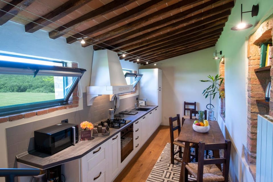 Kitchen or kitchenette, Dining area, minibar, pet friendly, stove, toaster