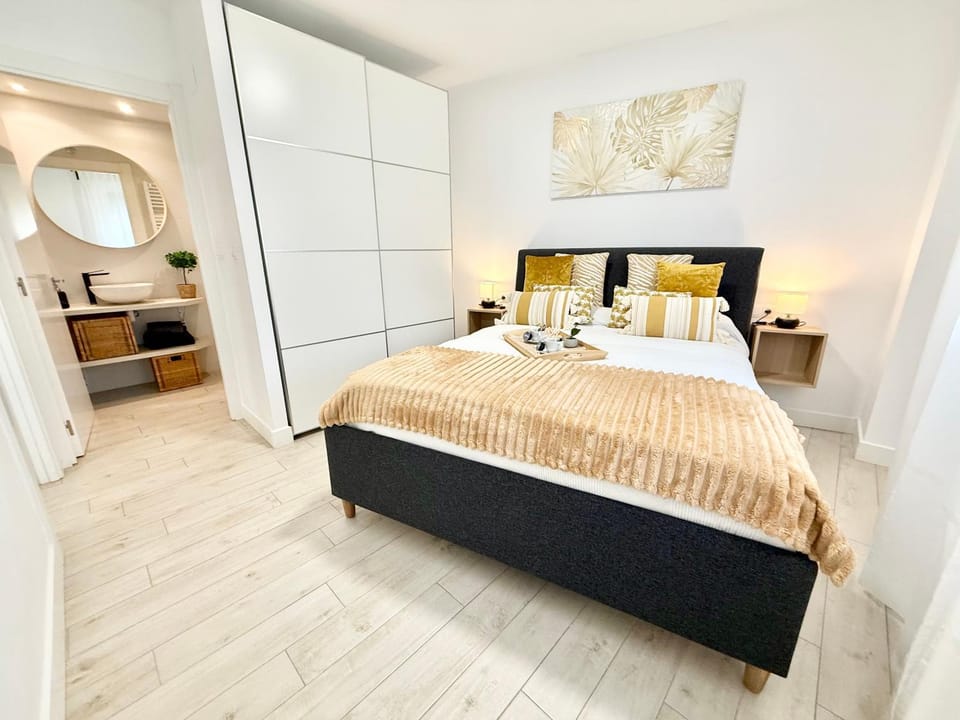 Bed, Photo of the whole room, Bedroom, wardrobe