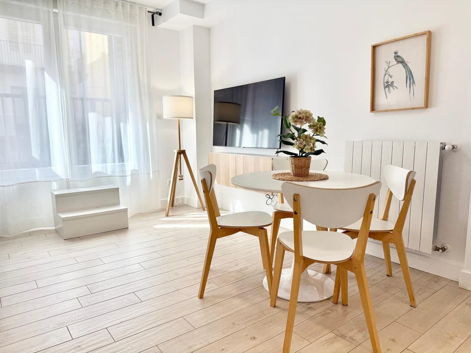 TV and multimedia, Living room, Seating area, Dining area