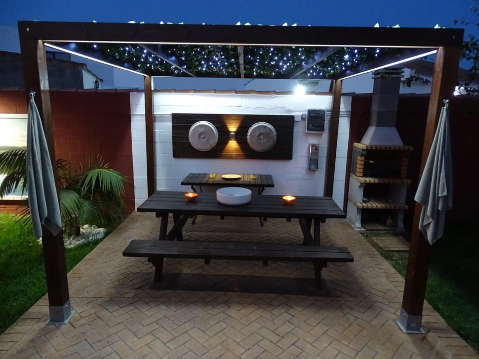 BBQ facilities, Garden, Dining area, Sunset
