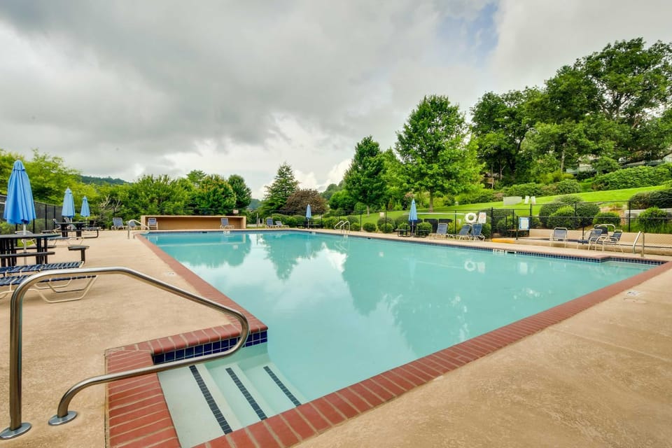 Artist's Retreat at Sky Valley w/ Balcony & Deck House in Sky Valley