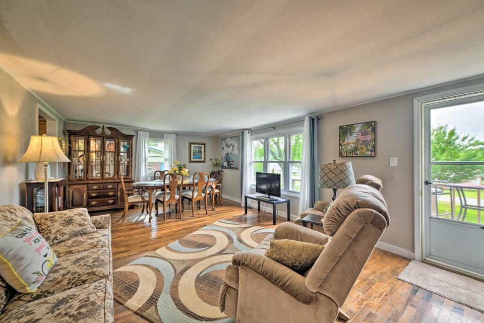 Cheerful Grand Rivers Cottage, 1/2 Mi to Lake House in Grand Rivers