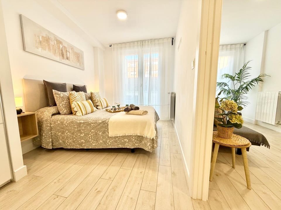 Bed, Living room, Photo of the whole room, Seating area, Bedroom