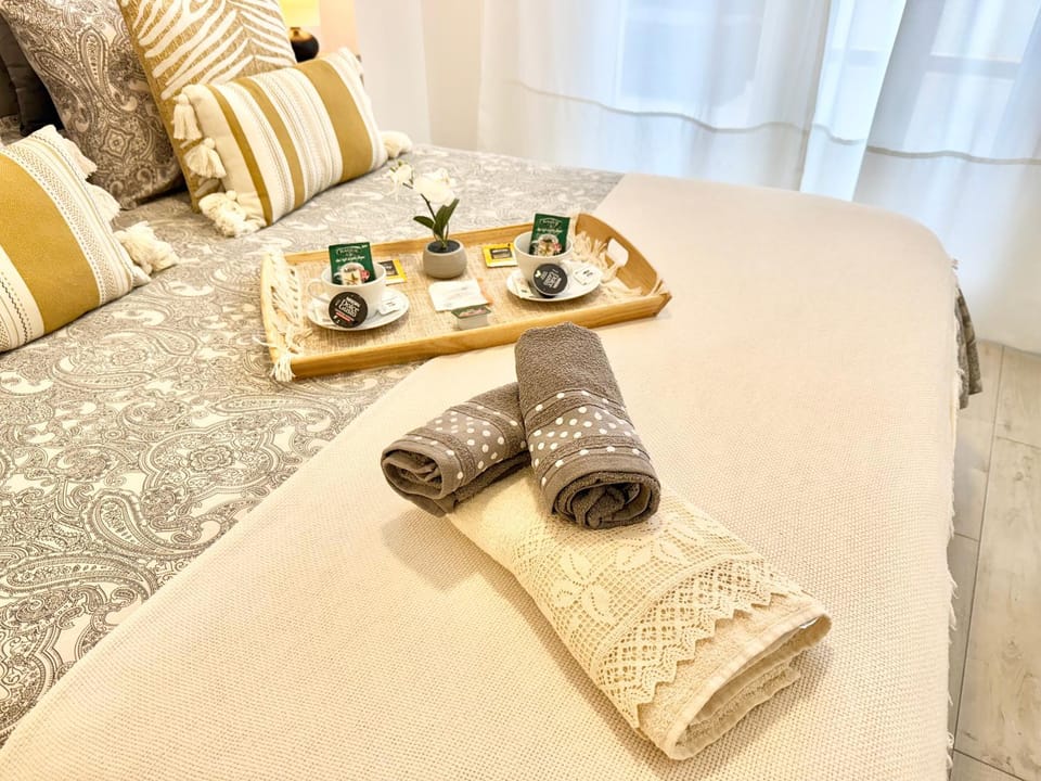 Bed, Living room, Photo of the whole room, Seating area, Bedroom, towels