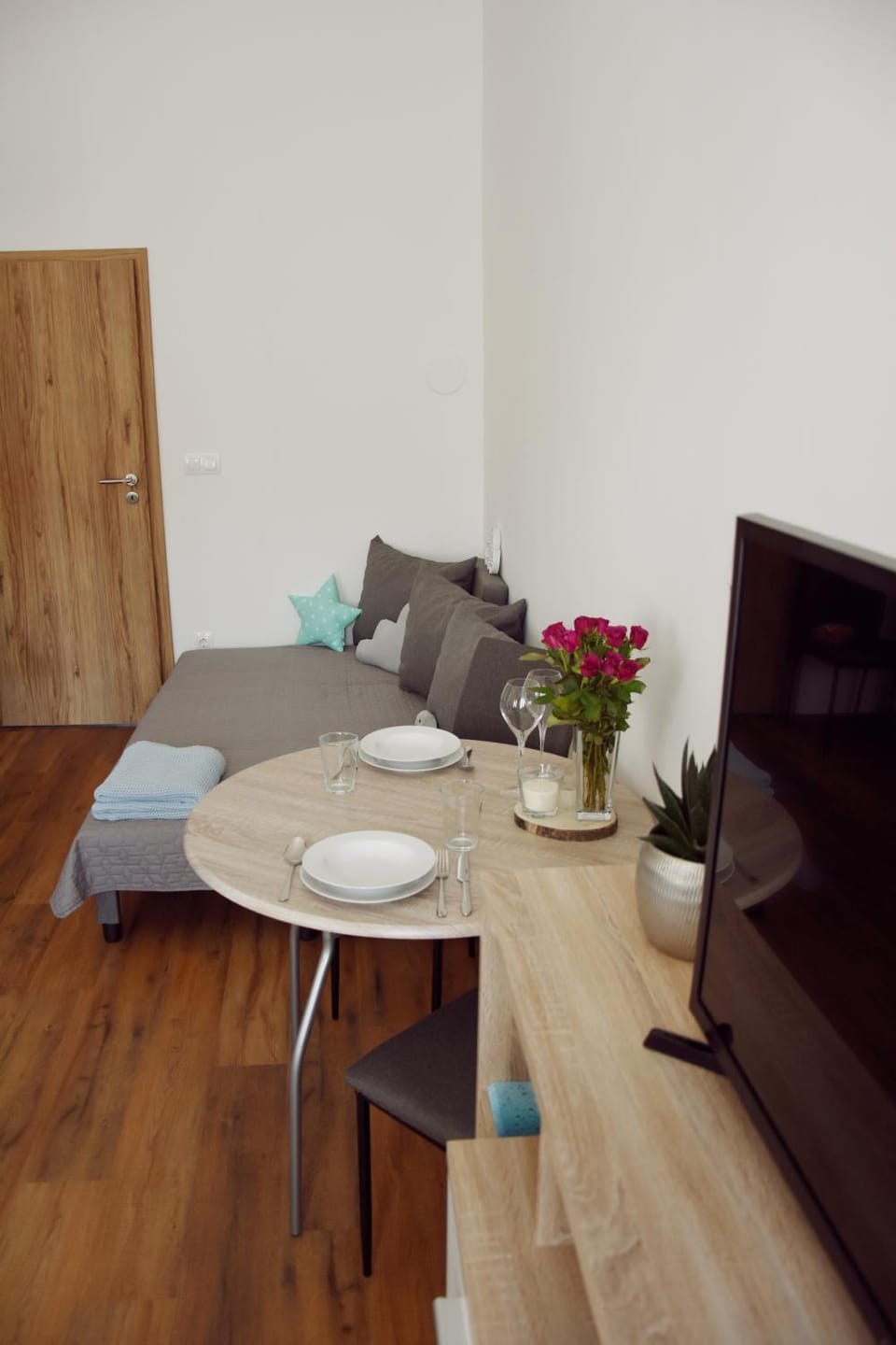 TV and multimedia, Seating area, Dining area, Bedroom