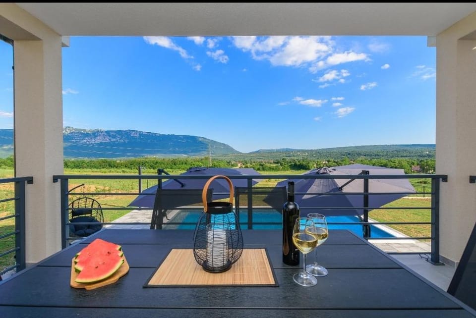 Natural landscape, View (from property/room), Balcony/Terrace, Food and drinks, Dining area, Mountain view