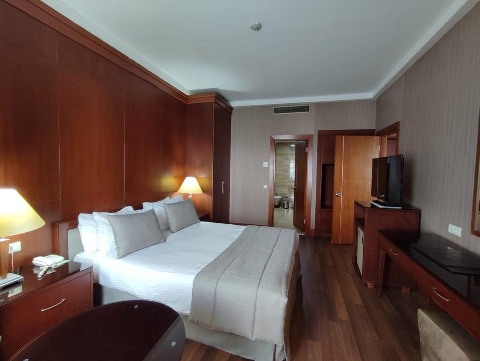 Bed, TV and multimedia, Photo of the whole room, Bedroom