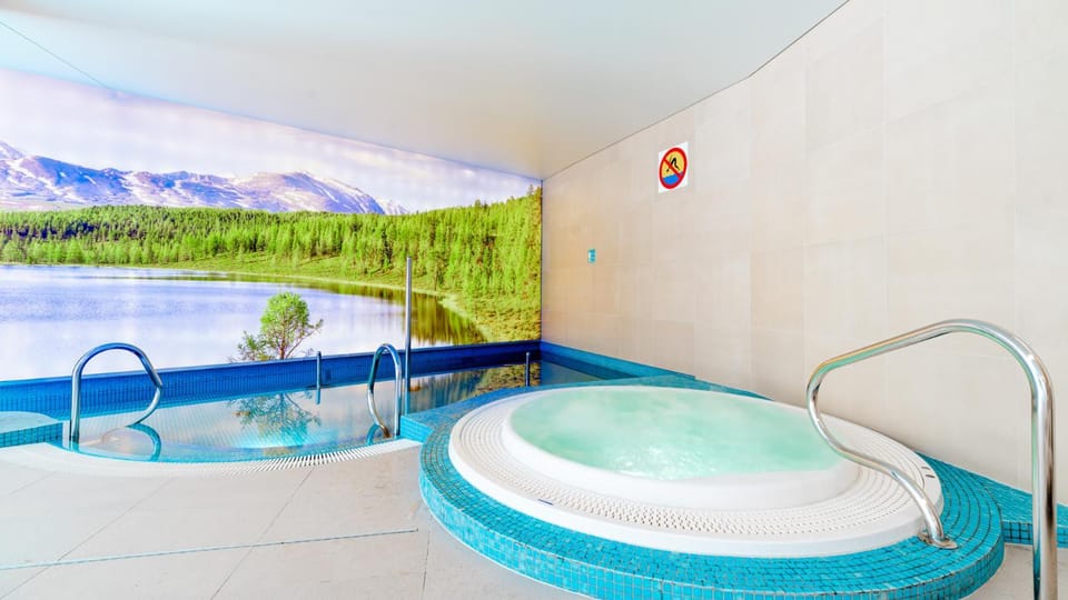 Hot Tub, Swimming pool