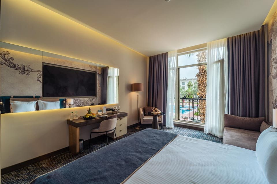 Bed, TV and multimedia, Photo of the whole room, Seating area, Bedroom, hair dresser