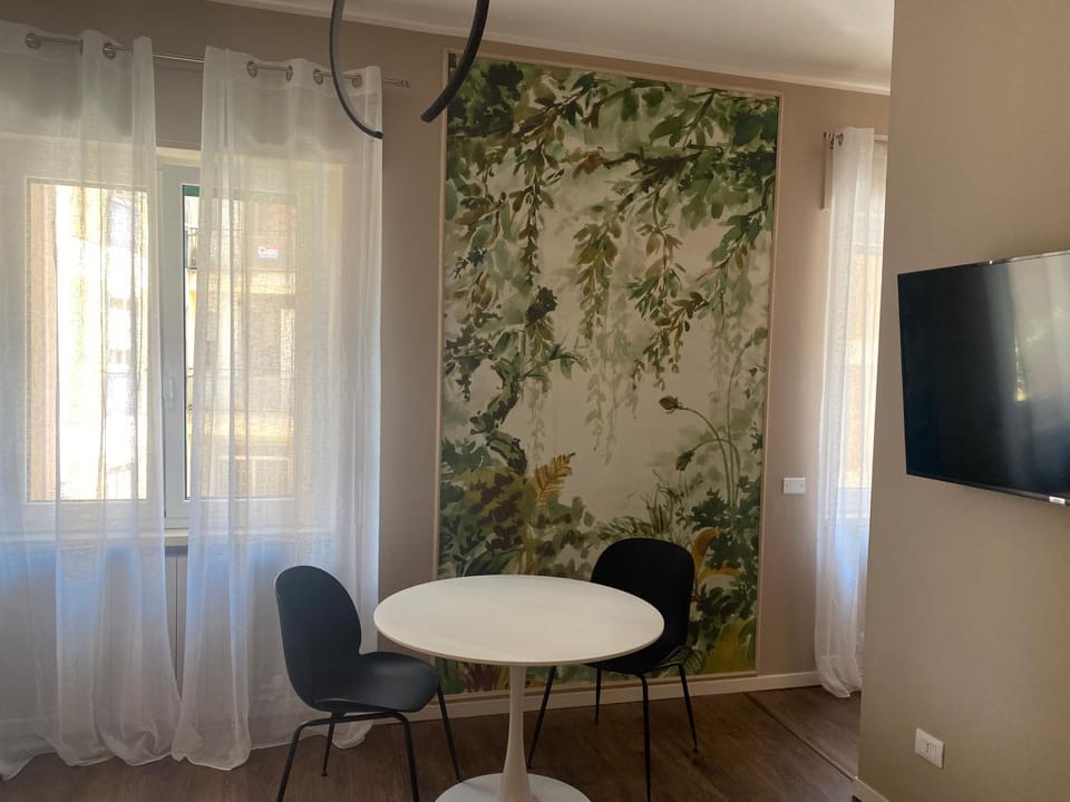 TV and multimedia, Living room, Seating area, Dining area