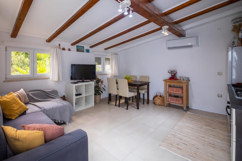 TV and multimedia, Living room, Seating area, Dining area