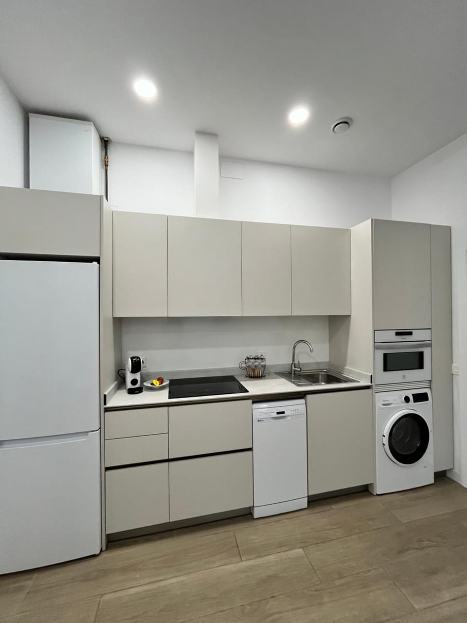 Coffee/tea facilities, Kitchen or kitchenette, dishwasher, oven, stove, toaster, washing machine, dryer