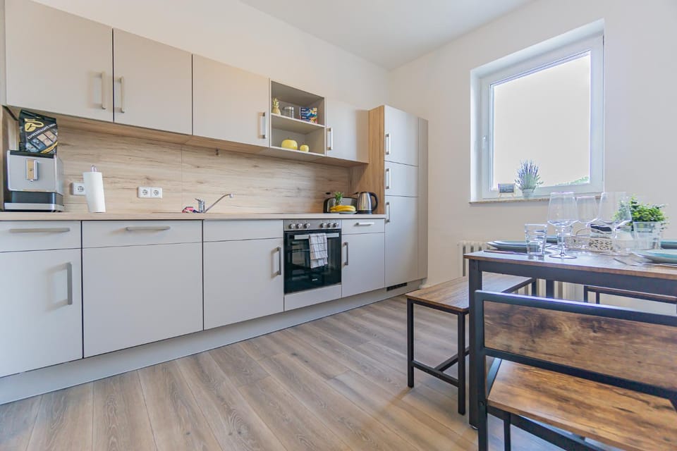 Kitchen or kitchenette, Dining area