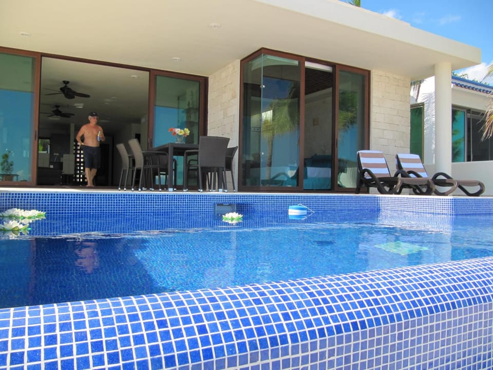 Property building, Day, Guests, Swimming pool