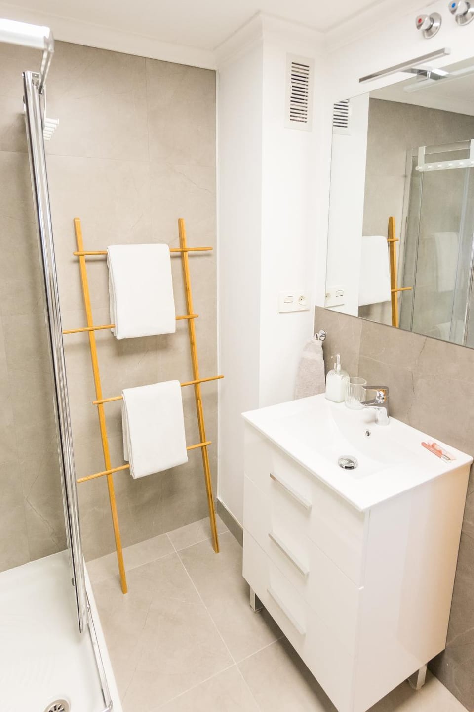 Toilet, Bathroom, towels
