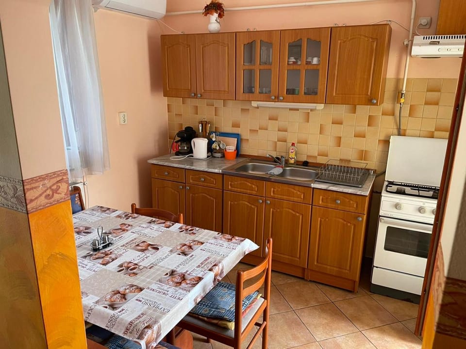 Coffee/tea facilities, Kitchen or kitchenette, Dining area
