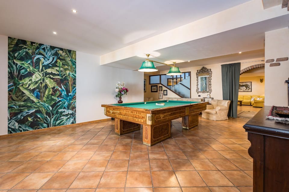 Billiard, Game Room, Lounge or bar