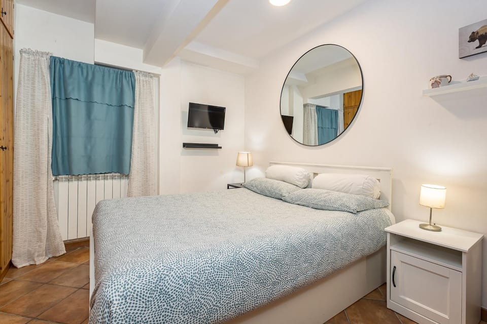 Photo of the whole room, Bedroom