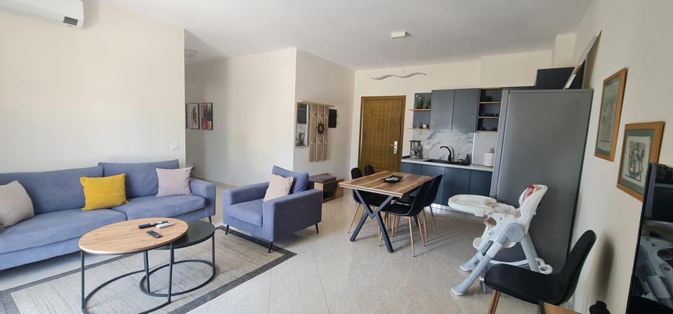 TV and multimedia, Kitchen or kitchenette, Living room, Seating area, Dining area