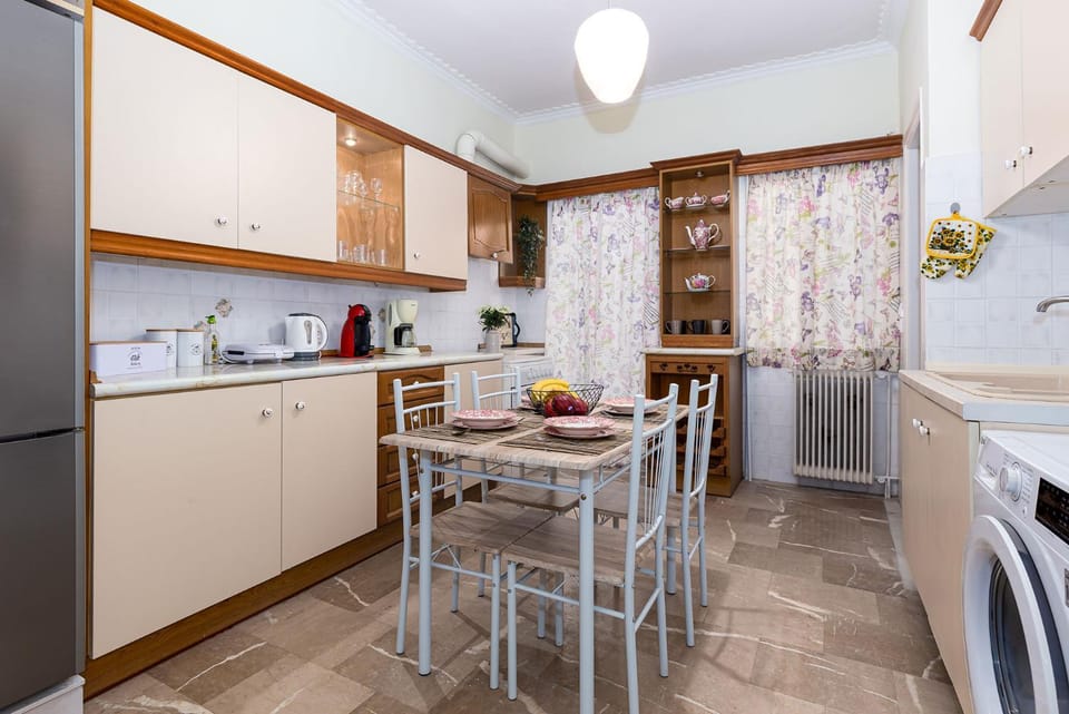 Kitchen or kitchenette, Dining area, oven, pet friendly, stove, washing machine