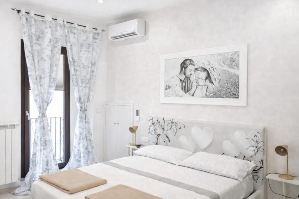 Bed, Living room, Photo of the whole room, Bedroom, air conditioner