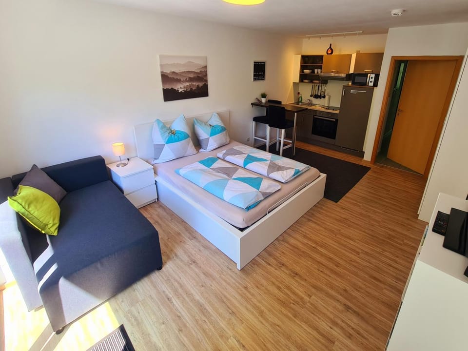 Bed, Kitchen or kitchenette, Living room, Photo of the whole room, Seating area, Dining area, Bedroom, minibar, pet friendly, stove