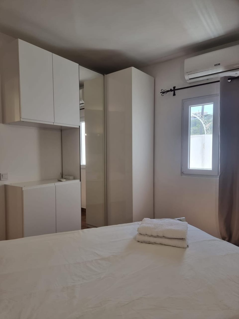Bedroom, air conditioner