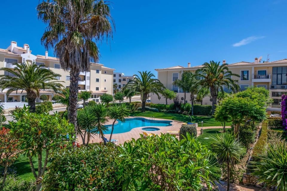 Property building, Natural landscape, Garden, Garden, Garden view, Pool view, Swimming pool, sunbed