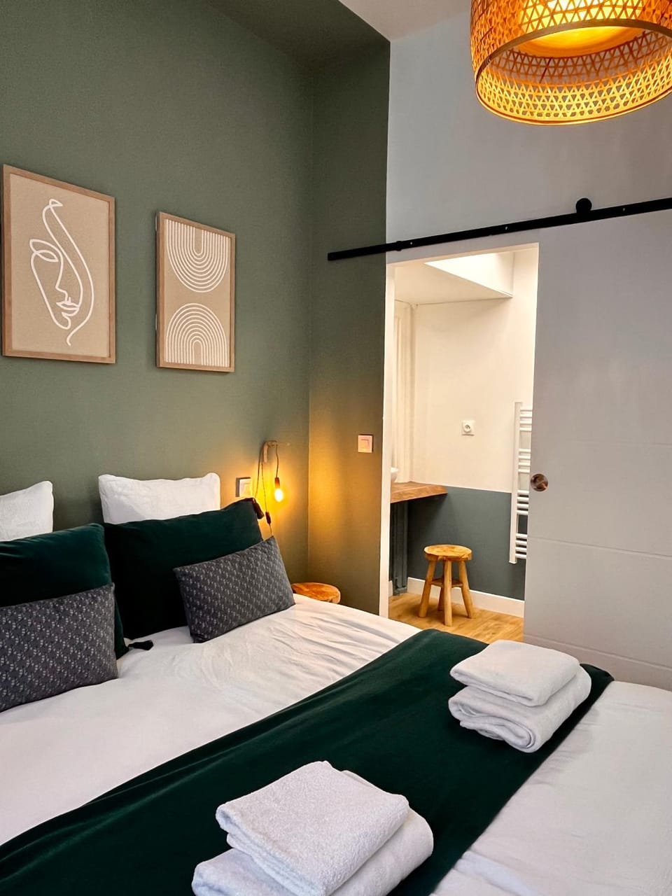 Bed, Photo of the whole room, Bedroom, towels