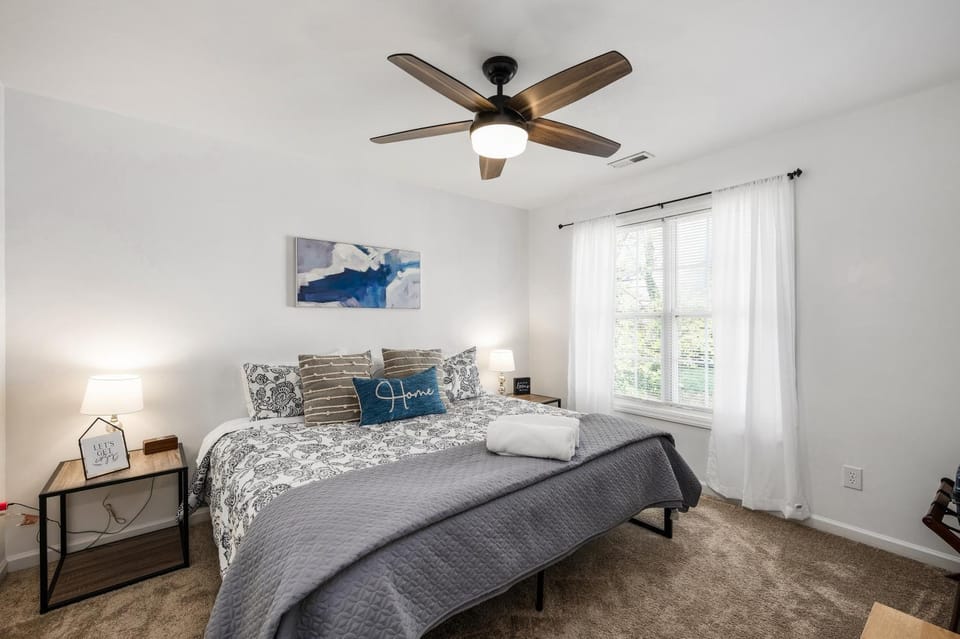 Bed, Bedroom, towels