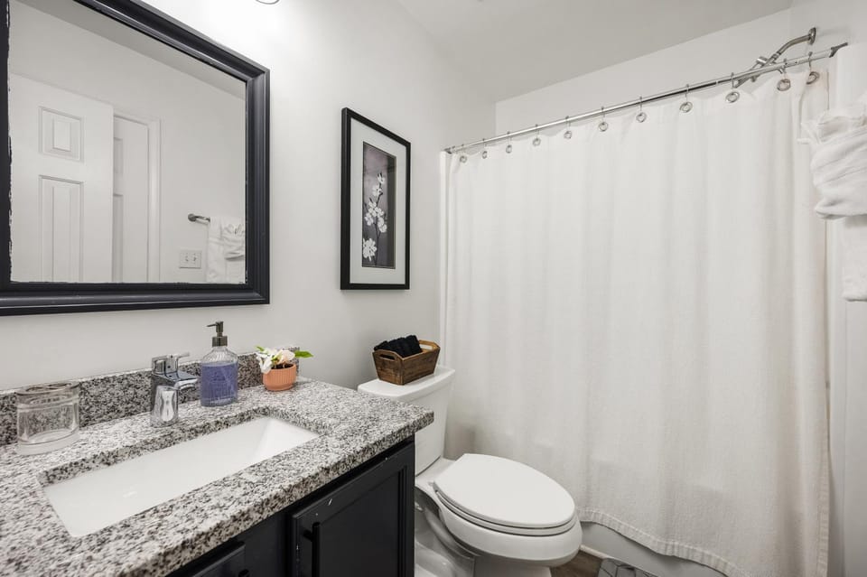 Shower, Toilet, Bath, towels