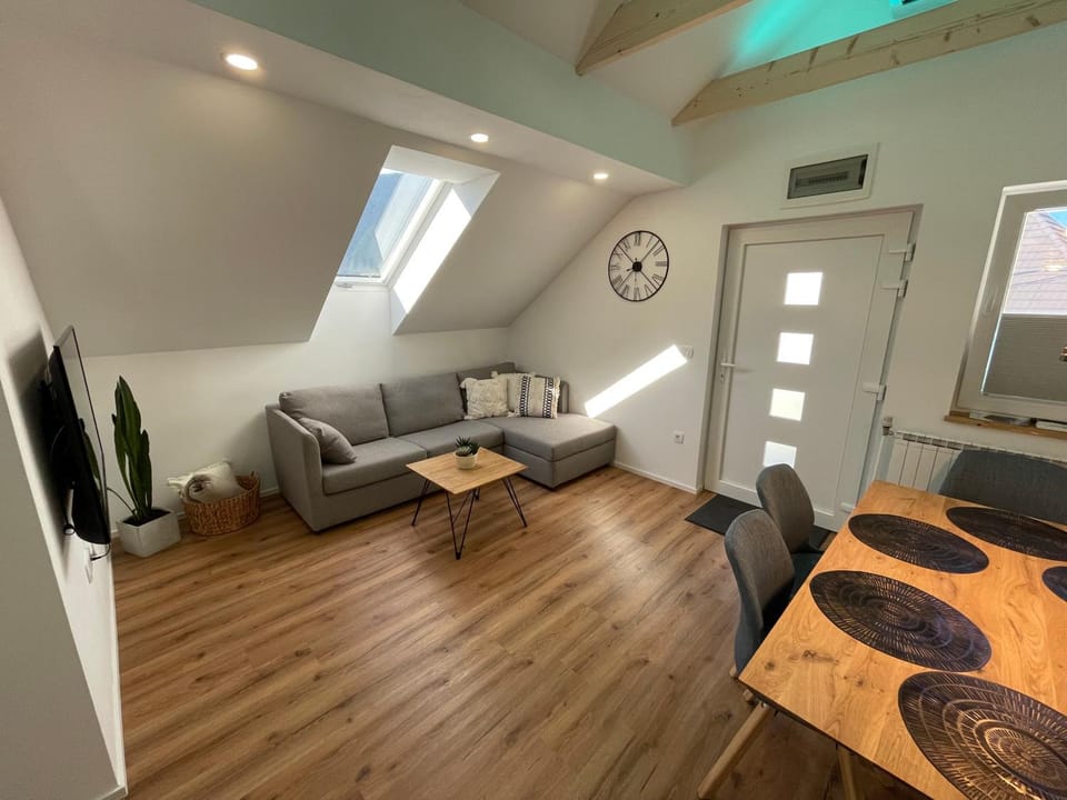 Communal lounge/ TV room, TV and multimedia, Living room, Seating area, Dining area, air conditioner