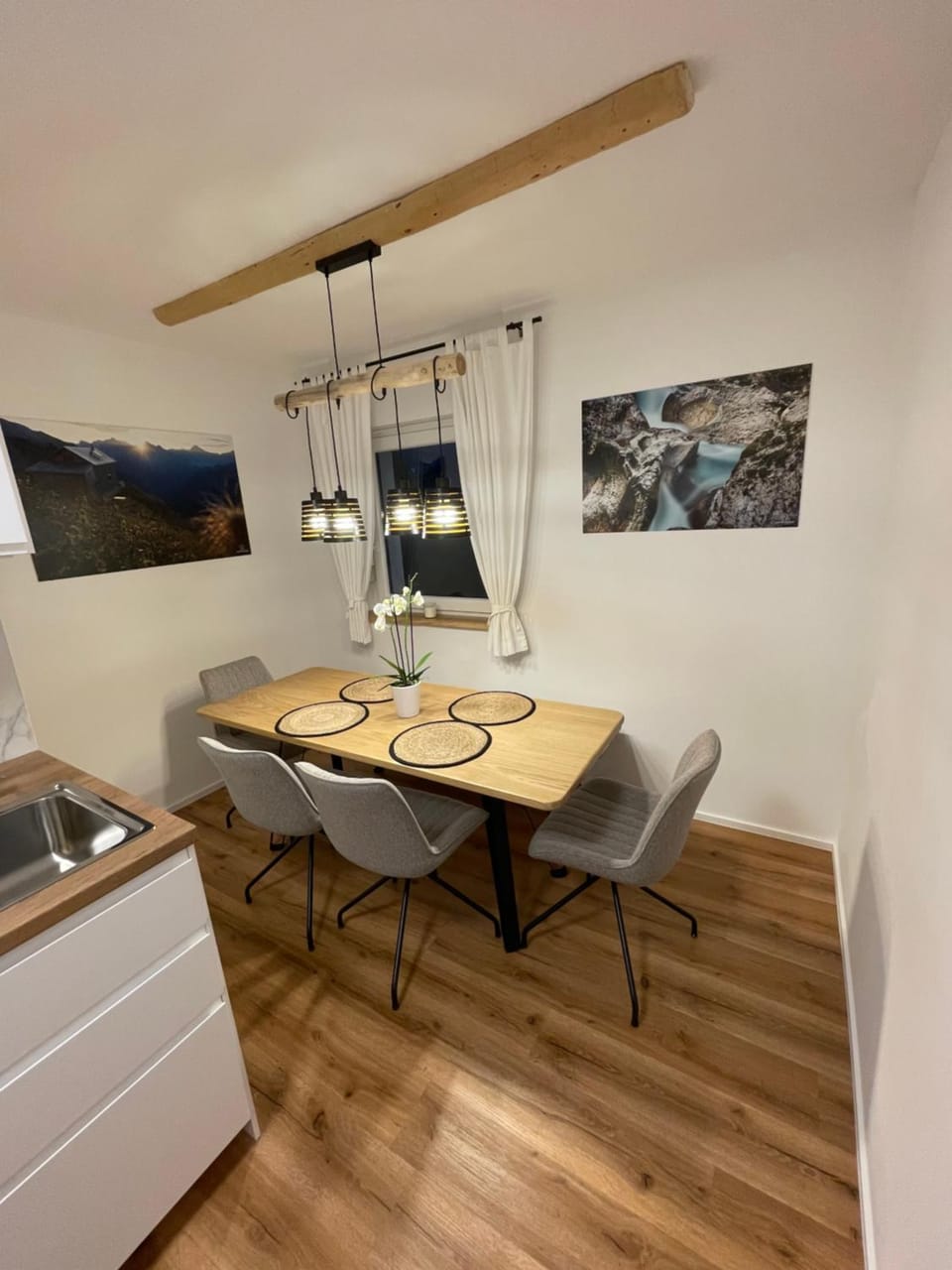 Kitchen or kitchenette, Dining area