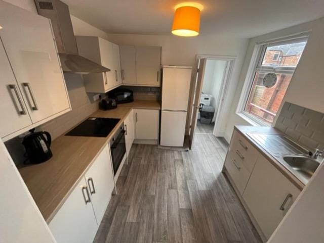 LARGE 8 person 4 bedroom and 2 bathroom MEGA house! Apartment in Hull