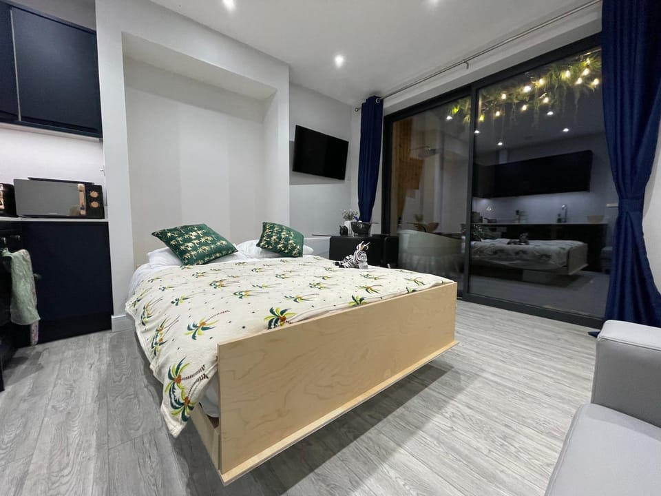 The Jungle Apartment - by Coastline Retreats - Jungle Themed Garden Apartment - Outdoor Bath - Next to Seafront - Childrens Toys - Superfast Wifi - Netflix - Disney Apartment in Bournemouth
