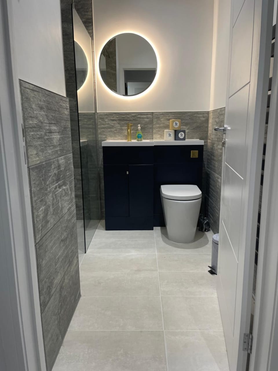 The Jungle Apartment - by Coastline Retreats - Jungle Themed Garden Apartment - Outdoor Bath - Next to Seafront - Childrens Toys - Superfast Wifi - Netflix - Disney Apartment in Bournemouth
