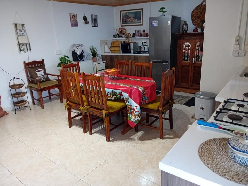 Kitchen or kitchenette, Seating area, Dining area