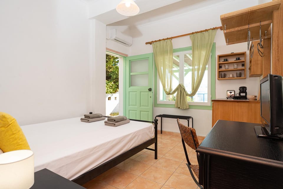 Orange Room Apartment in Milos