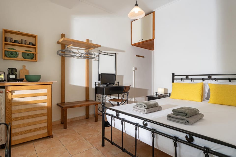 Orange Room Apartment in Milos