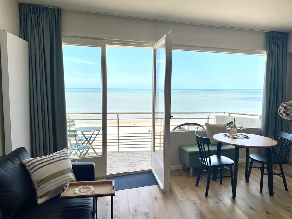 Natural landscape, Balcony/Terrace, Seating area, Dining area, Beach, Sea view, Sea view