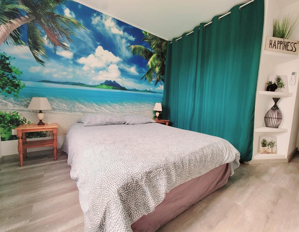 Bed, Night, Photo of the whole room, Bedroom, wardrobe, air conditioner