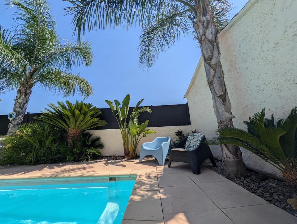 Patio, Garden view, Pool view, Swimming pool, sunbed