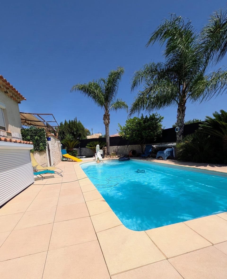 Pool view, Swimming pool, sunbed