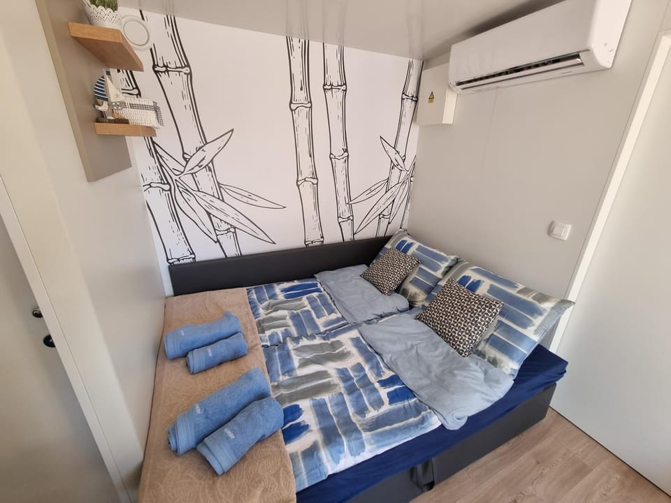 Bed, Living room