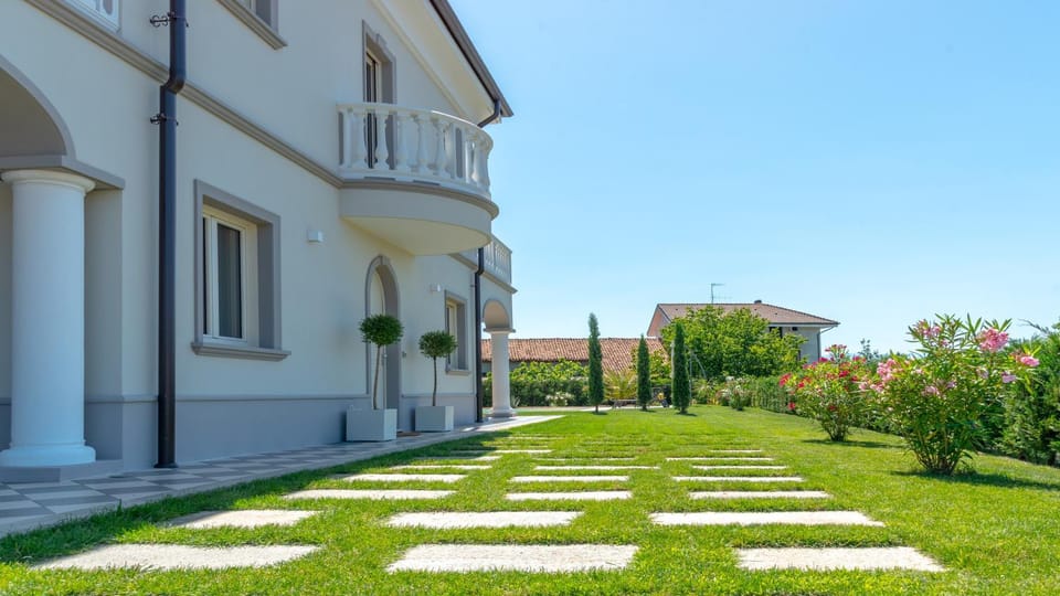 Property building, Facade/entrance, Garden