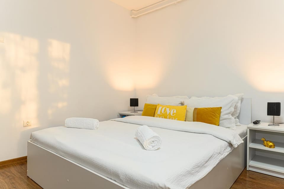 Bed, Photo of the whole room, Bedroom, towels