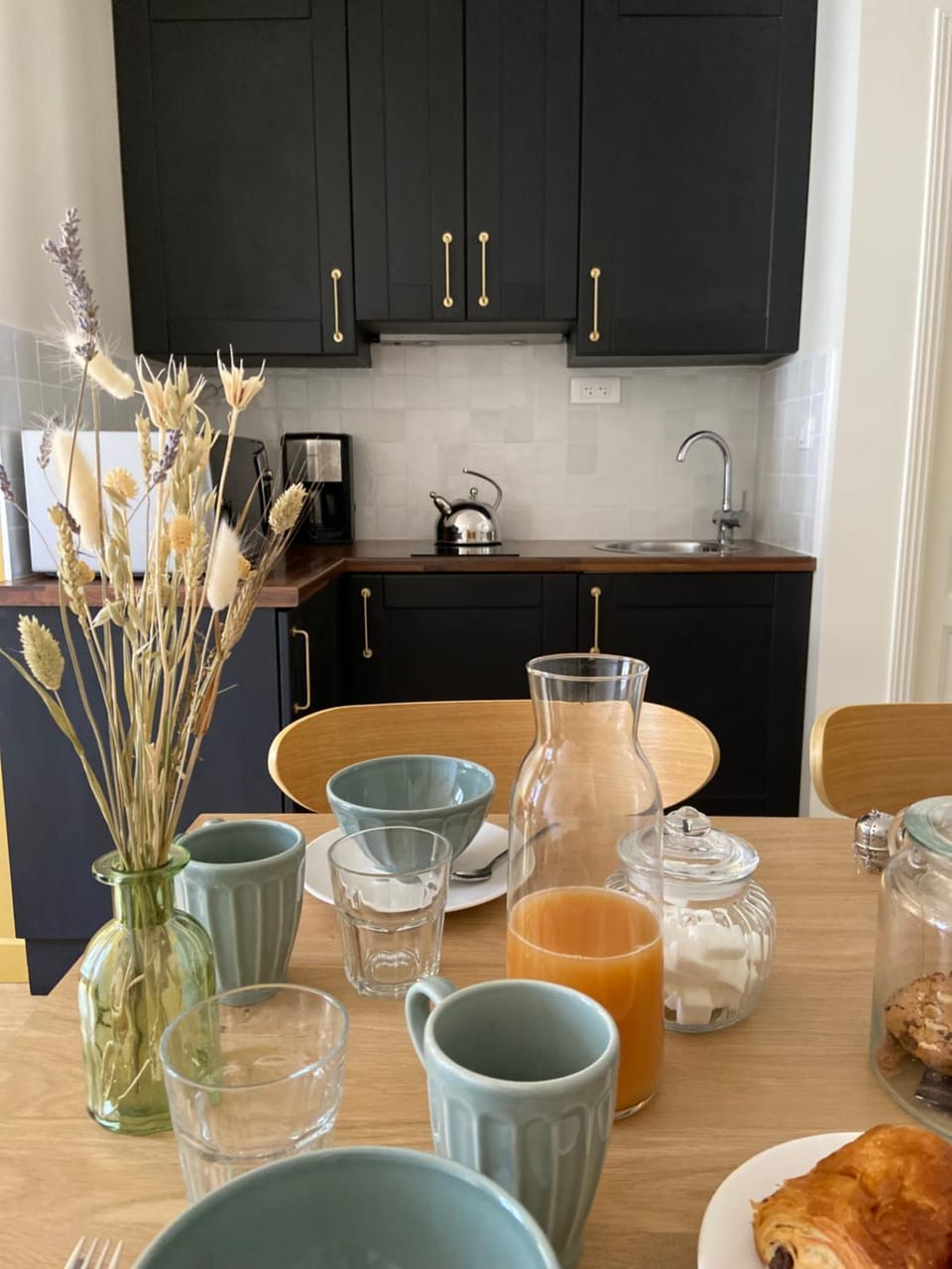Kitchen or kitchenette, Dining area, Breakfast, Drinks